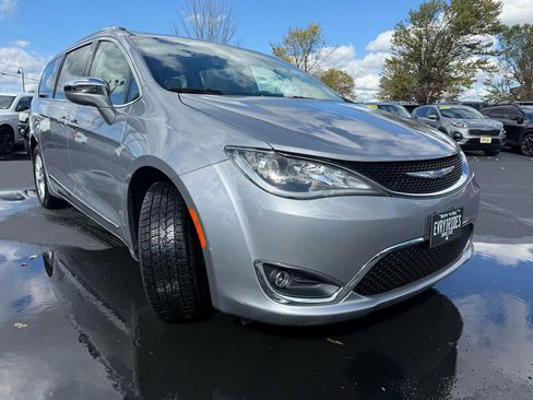 Used 2020 Chrysler Pacifica Limited image 3