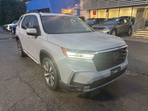 Used 2023 Honda Pilot Touring image 1