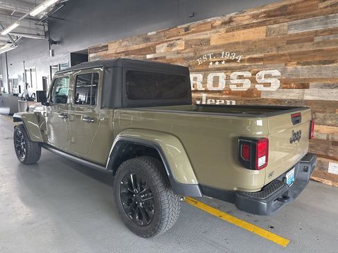 Used 2025 Jeep Gladiator Sport image 4