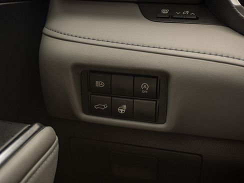 Used 2023 Toyota Highlander Limited FWD image 30