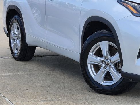 Used 2025 Toyota Highlander LE FWD image 11
