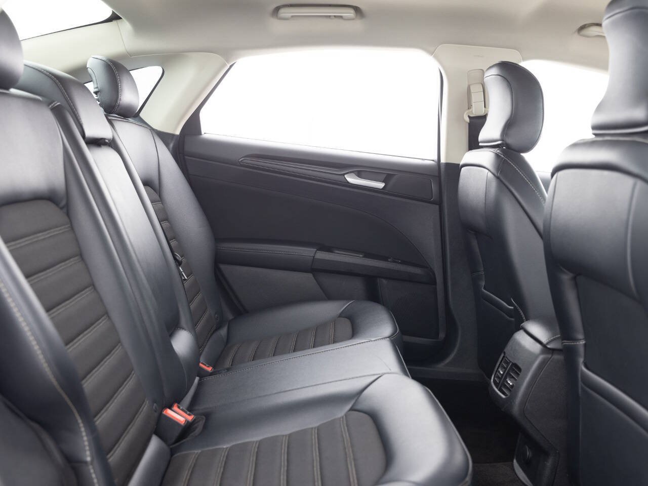 Used 2018 Ford Fusion SE w/ Equipment Group 201A FWD image 29