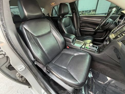 Used 2018 Chrysler 300 Limited AWD/4WD image 12