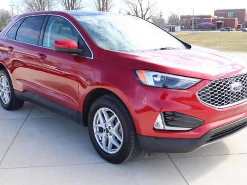 Used 2024 Ford Edge SEL w/ Convenience Package image 3