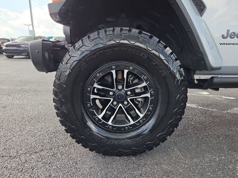 Used 2024 Jeep Wrangler Unlimited Rubicon AWD/4WD image 9