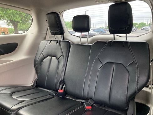 Used 2023 Chrysler Pacifica Touring-L image 11