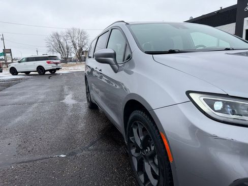 Used 2021 Chrysler Pacifica Touring-L w/ Uconnect Theater Family Group AWD/4WD image 14