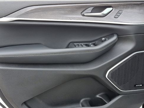 Used 2023 Jeep Grand Cherokee Limited w/ Luxury Tech Group II image 13