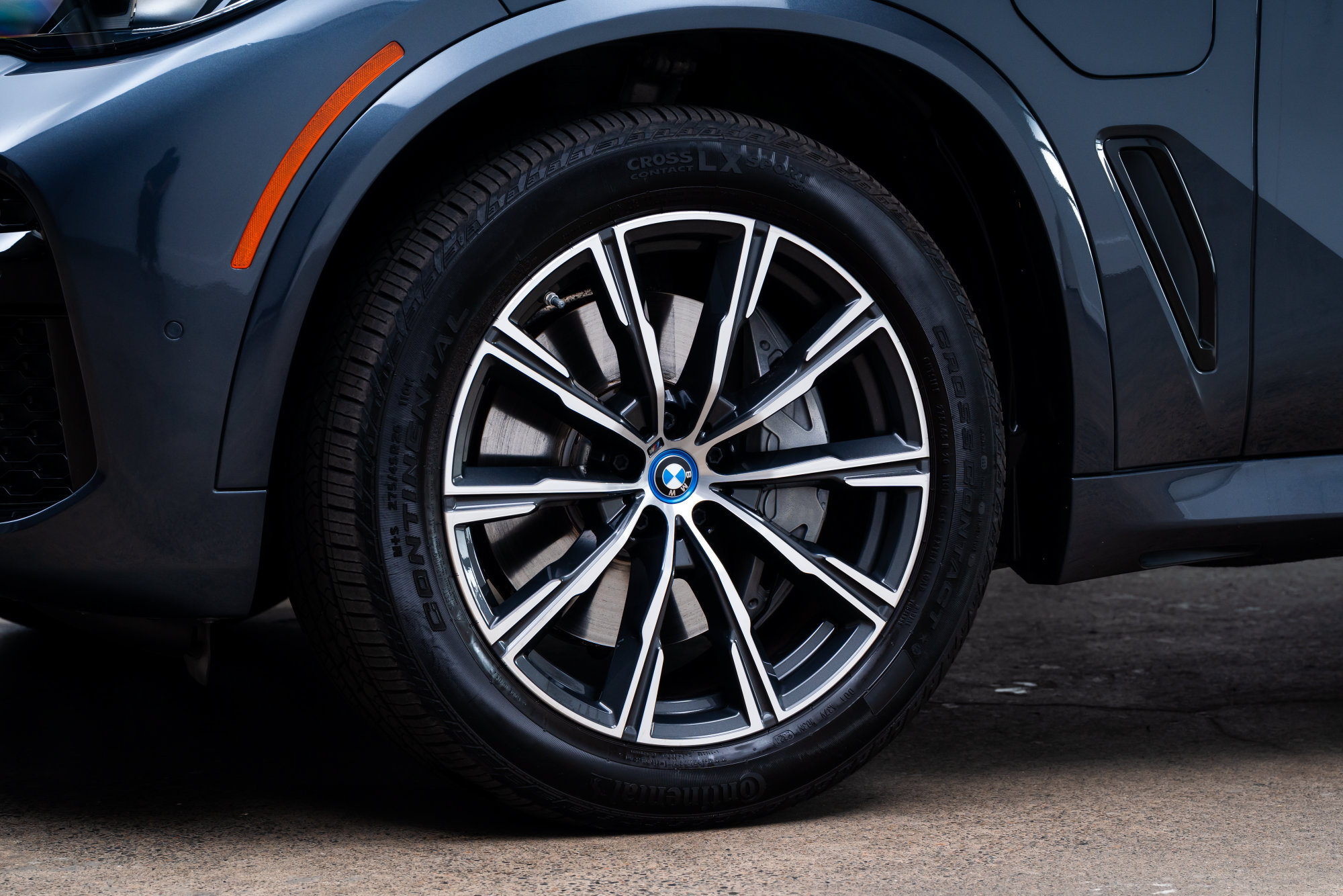 Used 2022 BMW X5 xDrive45e w/ M Sport Package AWD/4WD image 4