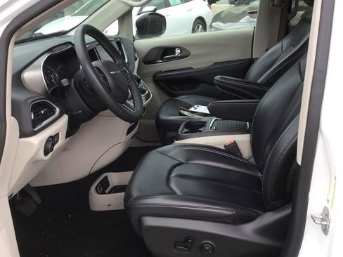 Used 2023 Chrysler Pacifica Touring-L FWD image 7