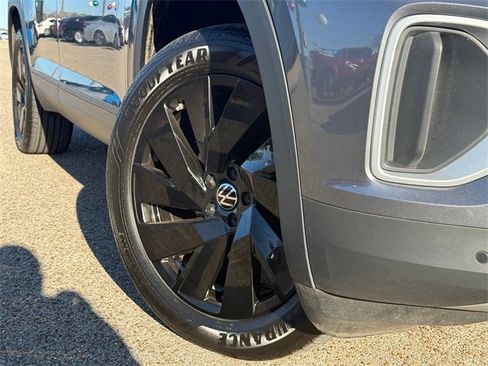 Used 2024 Volkswagen Atlas SE image 2