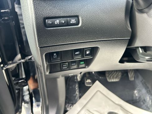 Used 2018 Nissan Rogue SV image 13