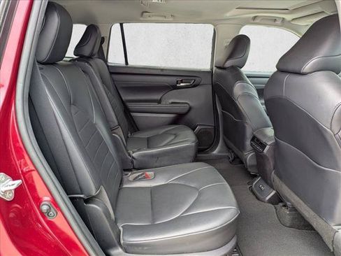 Used 2020 Toyota Highlander XLE FWD image 22