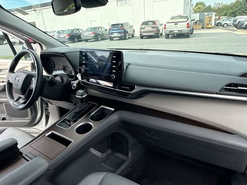 Used 2024 Toyota Sienna XLE image 29