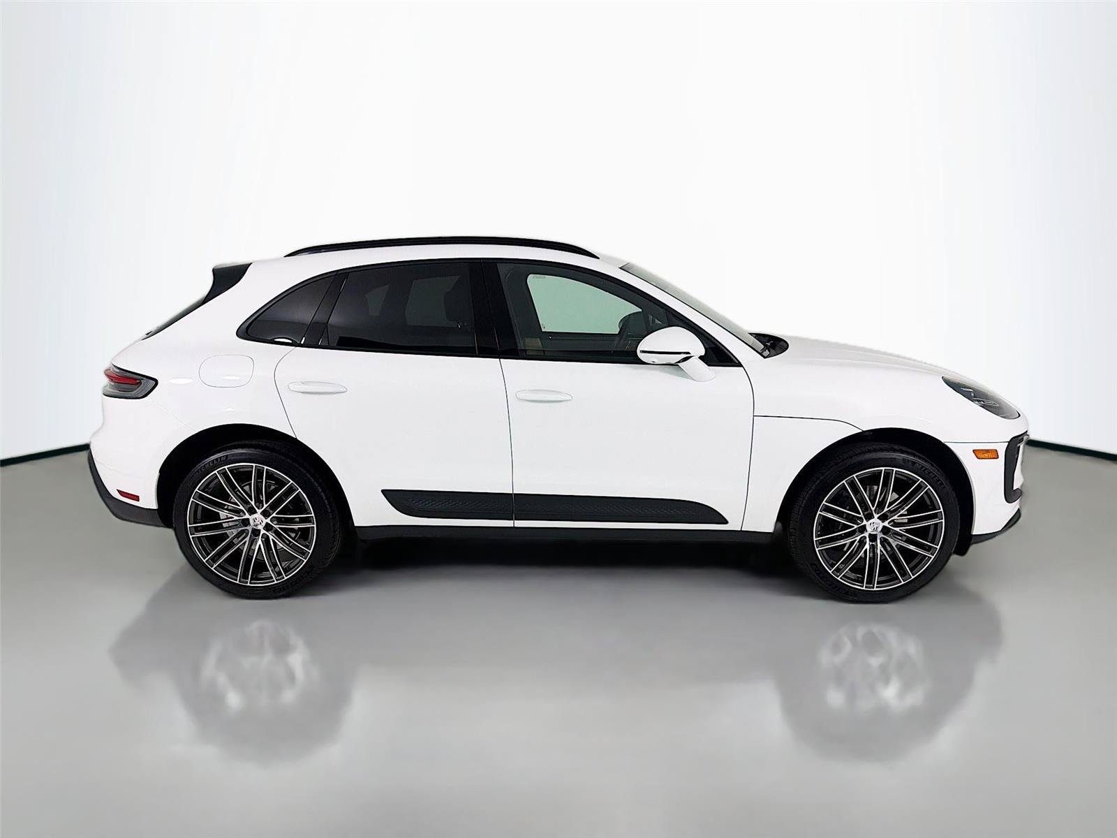 Certified 2026 Porsche Macan AWD/4WD image 29