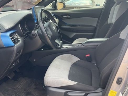 Used 2019 Toyota C-HR XLE image 5