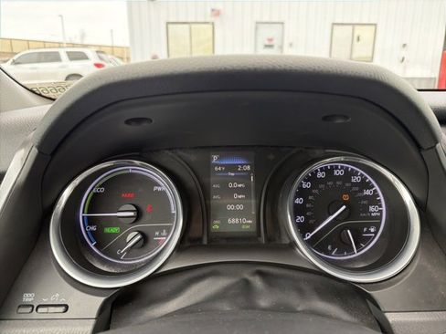 Certified 2019 Toyota Camry SE w/ Sunroof Package image 8