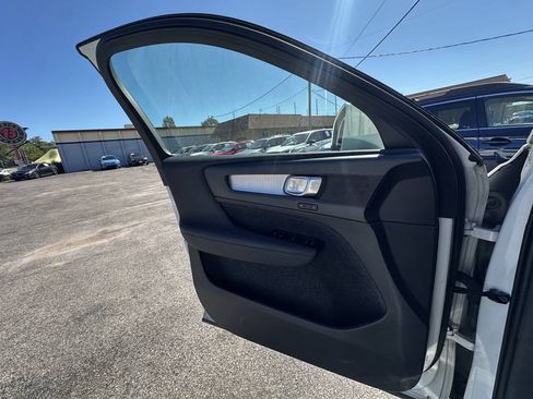 Used 2022 Volvo XC40 T5 Momentum AWD/4WD image 17