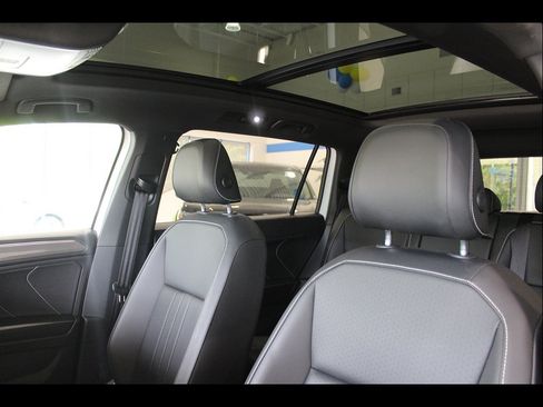 Used 2022 Volkswagen Tiguan SE R-Line AWD/4WD image 13