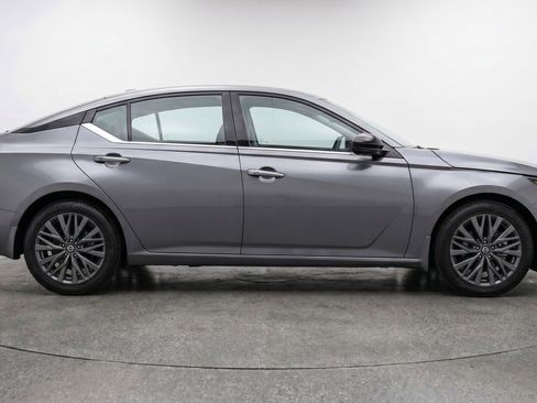 Used 2025 Nissan Altima 2.5 SV FWD image 11