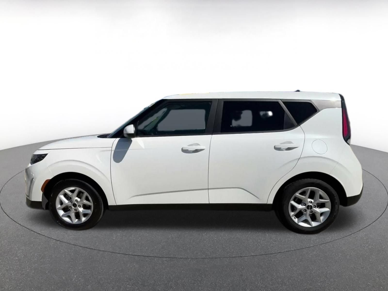 Used 2025 Kia Soul LX w/ LX Technology Package FWD image 8
