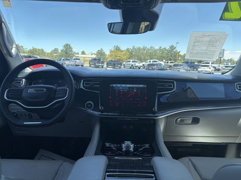 Used 2022 Jeep Wagoneer Series III w/ Premium Group I AWD/4WD image 22