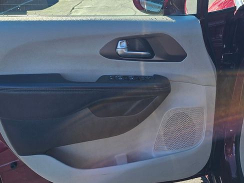 Used 2017 Chrysler Pacifica Touring-L Plus image 9