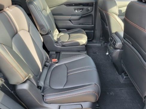 Used 2025 Honda Pilot TrailSport image 6