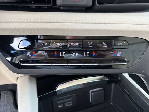 Used 2023 Buick Envision Avenir AWD/4WD image 21