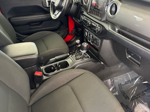 Used 2019 Jeep Wrangler Unlimited Sahara AWD/4WD image 16