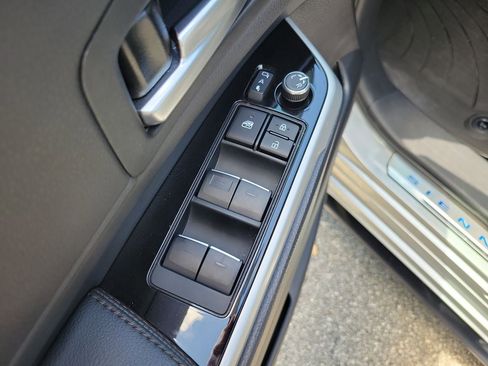 Used 2025 Toyota Sienna Limited AWD/4WD image 16