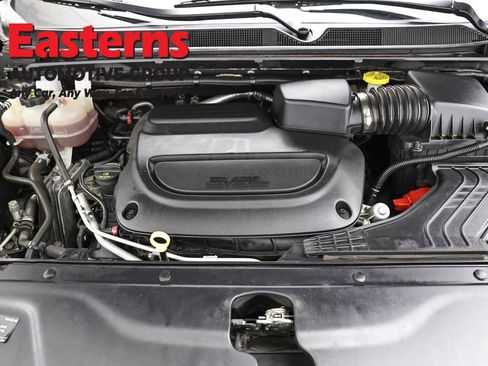 Used 2023 Chrysler Pacifica Touring-L FWD image 7