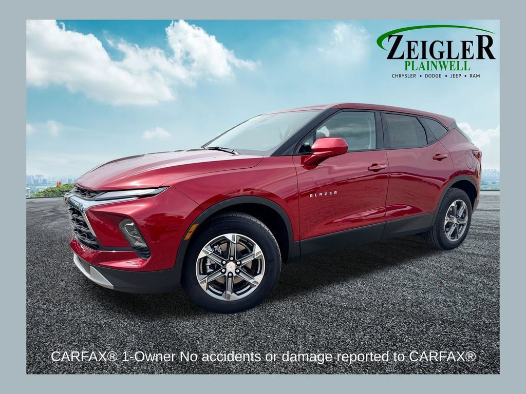 Used 2025 Chevrolet Blazer LT AWD/4WD image 1