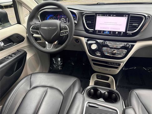Used 2023 Chrysler Pacifica Touring-L FWD image 14