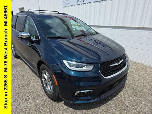 Used 2023 Chrysler Pacifica Limited FWD image 6