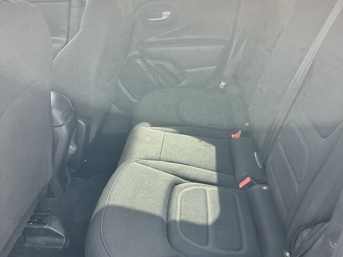Used 2022 Jeep Renegade Latitude AWD/4WD image 18