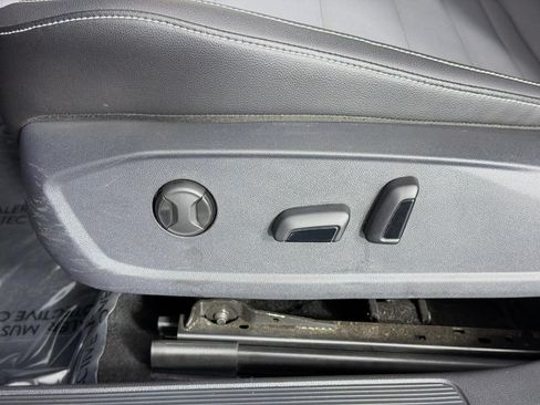 Used 2025 Volkswagen Jetta SE FWD image 37