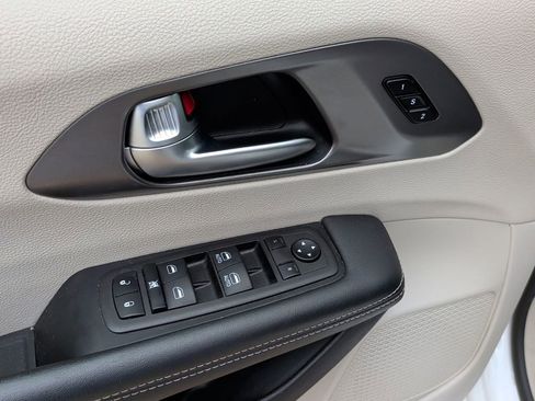 Used 2024 Chrysler Pacifica Limited FWD image 11