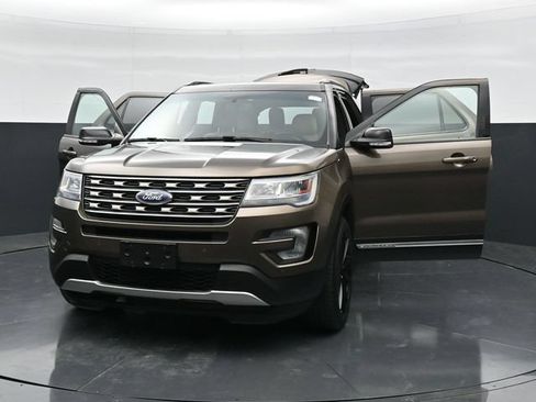Used 2016 Ford Explorer XLT w/ Equipment Group 202A AWD/4WD image 45