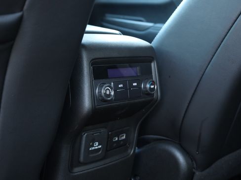 Used 2023 GMC Acadia SLT image 13