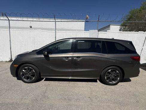 Used 2023 Honda Odyssey Elite image 3