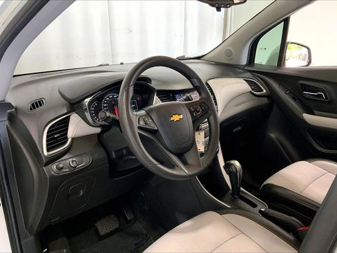 Used 2021 Chevrolet Trax LT FWD image 14