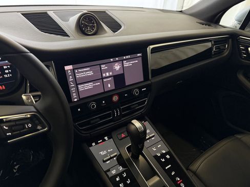Certified 2025 Porsche Macan image 18