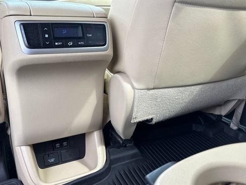 Used 2019 Toyota Highlander Limited FWD image 17