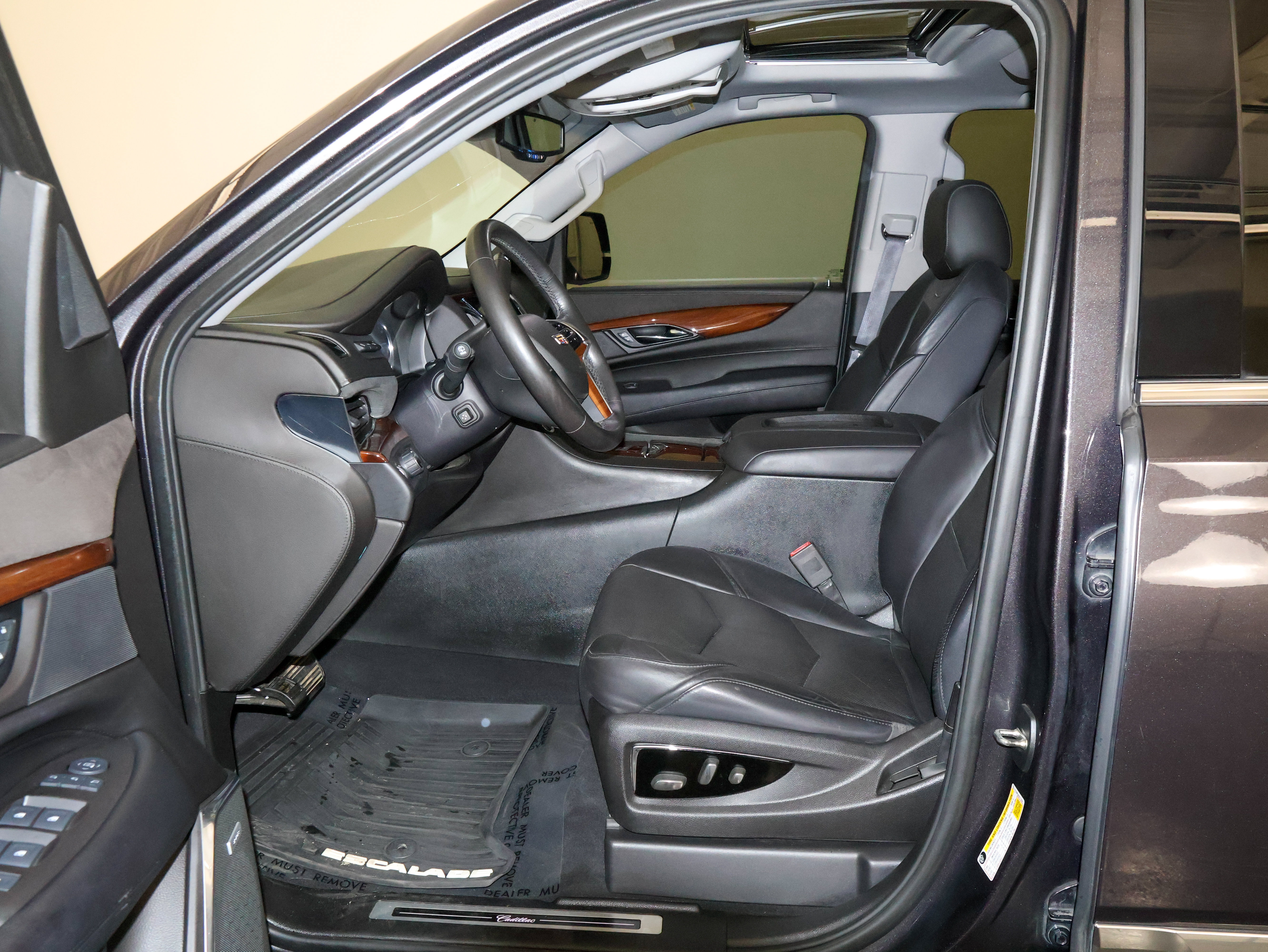 Used 2016 Cadillac Escalade Luxury RWD image 14
