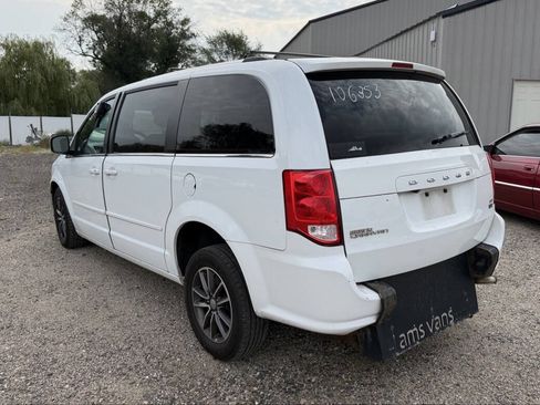 Used 2017 Dodge Grand Caravan SXT FWD image 3