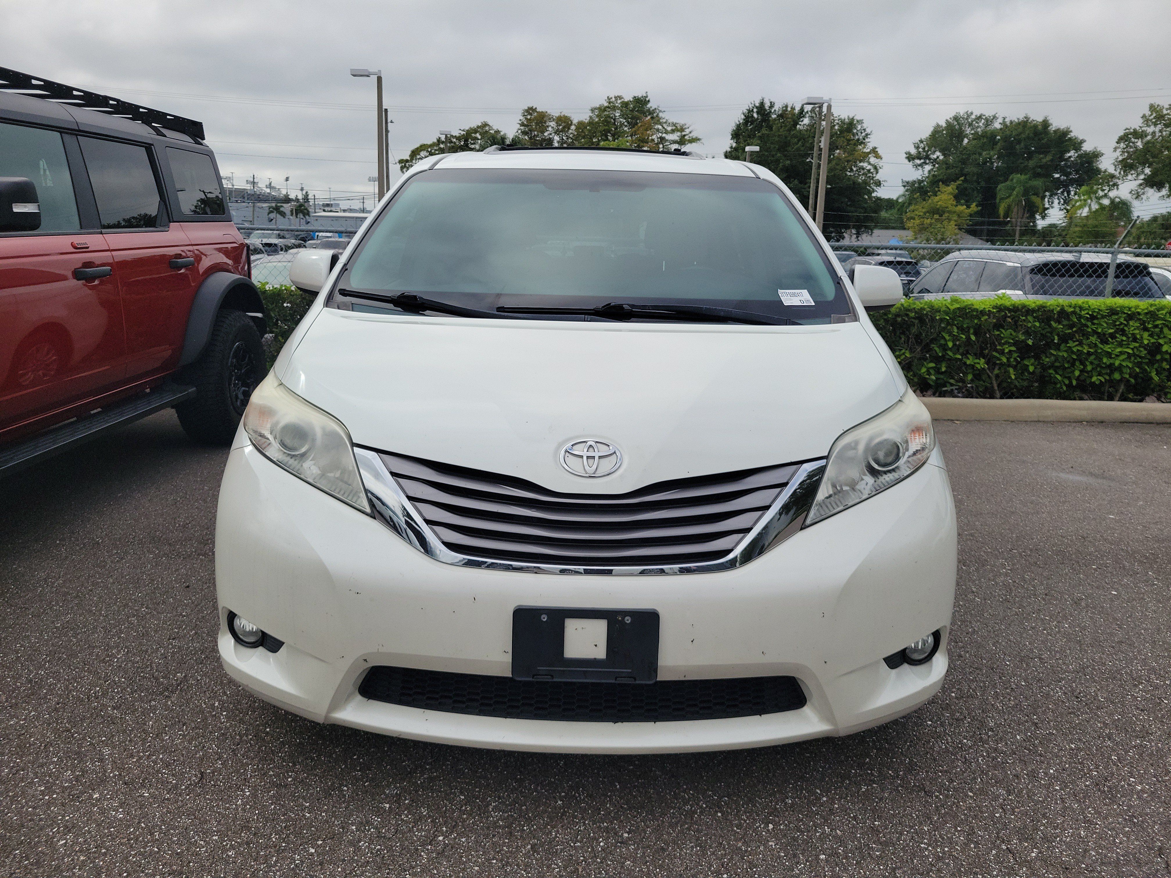 Used 2015 Toyota Sienna XLE Premium FWD image 2