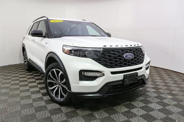 Used 2023 Ford Explorer ST-Line AWD/4WD image 3
