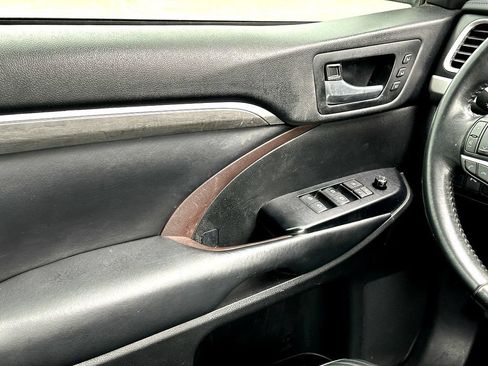 Used 2018 Toyota Highlander Limited FWD image 25