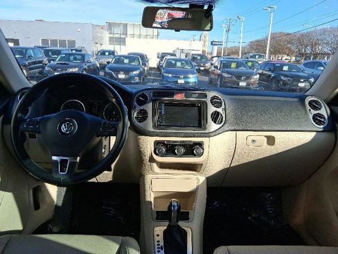 Used 2011 Volkswagen Tiguan S image 25